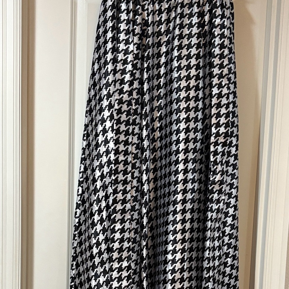 Stylish Black and White Houndstooth Skirt